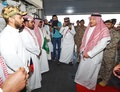 スーダンから脱出し、サウジアラビア・ジッダに到着した市民らを出迎えるサウジの副外相（右）。国営サウジ通信提供（2022年4月22日提供）。(c)AFP PHOTO / HO / SPA