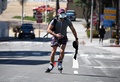 米カリフォルニア州サンタモニカでマスクをしてビーチの方からローラーブレードで現れた男性（2020年3月23日撮影）。(c)Robyn Beck / AFP
