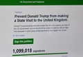 パソコンの画面に表示された、ドナルド・トランプ米大統領の英国への公式訪問を中止するよう求める英議会のオンライン請願サイト。英ブレンチリーにて（2017年1月30日撮影）。(c)AFP/BEN STANSALL