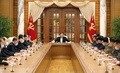 北朝鮮の首都平壌で、緊急政治局会議を開いた金正恩総書記（中央）。朝鮮中央通信（KCNA）公開（2022年5月12日撮影）。(c)AFP PHOTO/KCNA VIA KNS