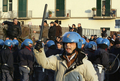 2008年1月8日、イタリア・ナポリ（Naples）近郊のPozzuoliで路上に放置された未回収ごみ問題に抗議する市民を制止する警官隊。(c)AFP/MARIO LAPORTA