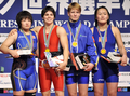女子レスリング世界選手権2008、67キロ級の表彰式でポーズをとる（左から）銀メダルの日本の新海真美、金メダルのカナダのマルティン・ダグレニエ、銅メダルのウクライナの%%Kateryna Burmistrova%%とモンゴルの%%Nasanburmaa Ochirbat%%。（2008年10月11日撮影）(c)AFP/Yoshikazu TSUNO