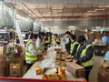 煙台市にある日韓消費財越境ECセンターの京東（JDドットコム）総合倉庫で、商品の仕分け、梱包作業をする従業員（2025年1月22日撮影）。(c)Xinhua News