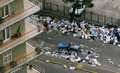 2008年1月10日、イタリア・ナポリ（Naples）近郊のPianuraの路上に放置された未回収ごみ。(c)AFP/MARIO LAPORTA