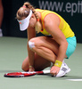 女子テニス、WTAツアー選手権（TEB BNP Paribas WTA Championships - Istanbul 2012）は25日、トルコ・イスタンブール（Istanbul）のスィナン・エルデム・ドーム（Sinan Erdem Dome）で3日目が行われ、大会第5シードのアンジェリーク・クルベール（Angelique Kerber、ドイツ）は4-6、3-6で第8シードの李娜（Na Li、ナ・リー、中国）に敗れた。

コートに膝をつくアンジェリーク・クルベール（2012年10月25日撮影）。(c)AFP/BULENT KILIC