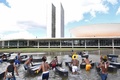 ブラジルの首都ブラジリアで、権利の拡大を求めるデモに参加し、作り物のひつぎを持って議会前の池に入る先住民（2017年4月25日撮影）。(c)AFP/EVARISTO SA