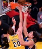 16-17NBA、ロサンゼルス・レイカーズ対ゴールデンステイト・ウォリアーズ。ロサンゼルス・レイカーズのティモフェイ・モズコフをマークするゴールデンステイト・ウォリアーズのクレイ・トンプソン（2016年11月4日撮影）。(c)AFP/Frederic J. BROWN