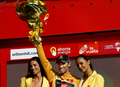 第64回ブエルタ・ア・エスパーニャ（%%64th Vuelta a Espana%%）第20ステージ（トレド、27.8キロメートル個人タイムトライアル）。ガーミン・スリップストリーム（%%Garmin - Slipstream%%）のデーヴィット・ミラー（%%David Millar%%、英国）が、35分53秒でステージ優勝した。

　ケースデパーニュ（%%Caisse d’Epargne%%）のアレハンドロ・バルベルデ（%%Alejandro Valverde%%、スペイン）は、ミラーと36秒差の36分29秒を記録しステージを7位で終え、合計タイムを84時間10分32秒として総合首位を守った。写真は総合首位を守り、表彰台で喜ぶケースデパーニュのアレハンドロ・バルベルデ（中央）。（2009年9月19日撮影）(c)AFP/JAIME REINA