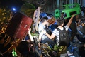 台湾・台北の教育部（教育省）前で、鉄条網を乗り越えて敷地内に侵入する学生たち（2015年7月31日撮影）。(c)AFP/SAM YEH