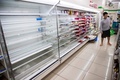 台風19号が接近する中、多くの商品が売り切れて陳列棚が空になった東京都品川区のコンビニエンスストア（2019年10月12日撮影）。(c)Odd ANDERSEN / AFP