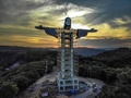 ブラジル・リオグランデドスル州エンカンタドで建設中のキリスト像（2021年4月9日撮影）。(c)SILVIO AVILA / AFP