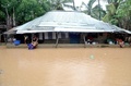 モザンビーク北部のペンバで、屋根の下に避難する住民（2019年4月29日撮影）。(c)EMIDIO JOZINE / AFP