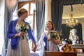 スイス・ジュネーブで、結婚式を挙げたロールさん（左）とアリーヌさん（2022年7月1日撮影）。(c)Fabrice COFFRINI / AFP