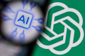 対話型AI「チャットGPT」のロゴと人工知能（AI）を示す文字（2024年2月26日撮影）。(c)Kirill KUDRYAVTSEV / AFP