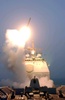 ペルシャ湾に展開中の米ミサイル巡洋艦バンカー・ヒルから発射された、イラクに打ち込まれる最初の巡航ミサイル「トマホーク」（2003年3月20日撮影）。(c)AFP PHOTO POOL/RICHARD MOORE