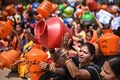 インド・カルナタカ州ベンガルールで、深刻な水不足が続く中、空の水がめを掲げながらスローガンを叫び、州政府に抗議する同州のインド人民党（BJP）支持者ら（2024年3月12日撮影）。(c)Idrees MOHAMMED / AFP