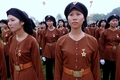 ベトナム・ハノイ（Hanoi）で行われた軍事パレードに参加した女性民兵ら（2010年10月10日撮影）。(c)AFP/HOANG DINH Nam