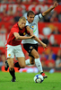 サッカー親善試合、マンチェスター・ユナイテッド（%%Manchester United%%）対バレンシア（%%Valencia CF%%）。試合はマンチェスター・ユナイテッドが2-0で勝利した。写真はパブロ・エルナンデス（%%Pablo Hernandez%%）と競り合うマンチェスター・ユナイテッドのリッチー・デ・ラート（%%Richie De Laet%%、左）。（2009年8月5日撮影）(c)AFP/ANDREW YATES