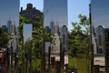 米ニューヨークのブルックリンブリッジパークに展示された鏡のインスタレーションが映し出すマンハッタンの風景（2015年5月26日撮影）。(c)AFP/TIMOTHY A. CLARY