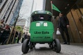 ウーバーイーツ・ジャパン、三菱電機、ロボット開発会社のカートケンが提携したロボットによる宅配サービスのデモンストレーションで、無人ロボットの出発を待ち構える報道関係者（2024年3月5日撮影）。(c)Richard A. Brooks / AFP
