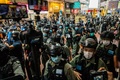 香港で、「国家安全維持法」導入に抗議するデモ隊を道路から排除する警官隊（2020年7月1日撮影）。(c)DALE DE LA REY / AFP