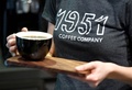 米カリフォルニア州バークレーのカフェ「1951コーヒー」でコーヒーを運ぶレイチェル・テーバーさん（2017年2月9日撮影）。(c)AFP/Josh Edelson