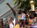 08-09NBAファイナルを制したロサンゼルス・レイカーズ（%%Los Angeles Lakers%%）の優勝パレードが17日、ロサンゼルス（Los Angeles）で行われ、数万人ものバスケットボールファンが祝福のため、市内中心部に詰めかけた。レイカーズの本拠地ステープルズ・センター（Staples Center）から始まったパレードは、8万人のファンが待つロサンゼルス・メモリアル・コロシアム（Los Angeles Memorial Coliseum）まで行われ、数百人の警察官が動員され。写真はバスからファンの声援に応えるレイカーズのコービー・ブライアント（%%Kobe Bryant%%）。（2009年6月17日撮影）(c)AFP/Getty Images/Stephen Dunn