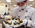 百貨店の高島屋（Takashimaya）では今月14日のバレンタインデーまで、国内の各店舗で「アムール・デュ・ショコラ（Amour du Chocolat）」と題した販売イベントを開催中だ。

動物やソフトクリームをかたどったカラフルなチョコレートなどが並び、その場で最後の仕上げを行うショコラティエの姿も見られた（2013年2月3日撮影）。(c)AFP/Yoshikazu TSUNO