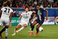 サッカーフランス杯女子決勝、オリンピック・リヨン対パリ・サンジェルマン。パリ・サンジェルマンのマリ・アントワネット・カトト（右）とボールを競るオリンピック・リヨンの熊谷紗希（2020年8月9日撮影）。(c)Philippe DESMAZES / AFP