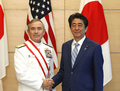 都内の首相官邸で米太平洋軍司令官時代のハリー・ハリス氏と握手する安倍晋三首相（2018年4月26日撮影）。(c)ISSEI KATO / POOL / AFP