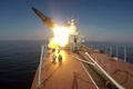 日本海に発射される巡航ミサイル「モスキート」。ロシア国防省提供（2023年3月28日公開）。(c)AFP PHOTO / Russian Defence Ministry / handout