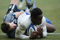 トライを決めるフランスの%%Fulgence Ouedraogo%%（右）。（2009年2月14日撮影）(c)AFP/PATRICK KOVARIK