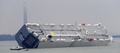 英南部サウサンプトン（Southampton）沖で座礁した自動車運搬船「ホーグ・オーサカ（Hoegh Osaka）号」（2015年1月4日撮影）。(c)AFP/MALCOM WELLS