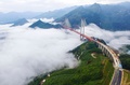 中国南西部・貴州省畢節付近で、建設が進められる北盤江大橋（2016年9月10日撮影）。(c)AFP