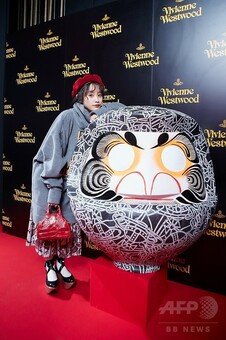 ヴィヴィアン・ウエストウッド アングロマニア」都内で新作披露、来場