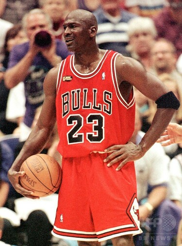 マイケル・ジョーダンまとめ売り ジョーダン氏が大学時代に使用したバッシュ、約400万円で落札 写真1枚