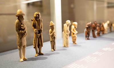 ナチスに迫害されたユダヤ系富豪一族、日本の「根付」が取り持つ絆