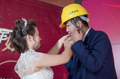 新郎への贈り物は安全帽 山西省の建築現場で農民工ら集団結婚式