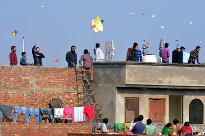 たこ揚げの糸にのど切られ3人死亡 インド