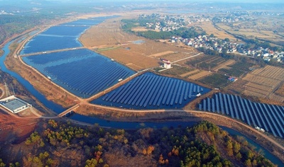 使われなくなった旧河道、太陽光発電所に変身 中国・江西