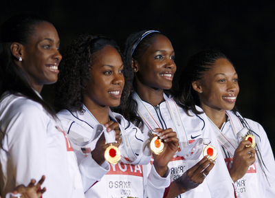 女子4x400メートルリレーのメダル授与式が行われる