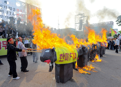 韓国で米国産牛肉輸入再開への抗議続く