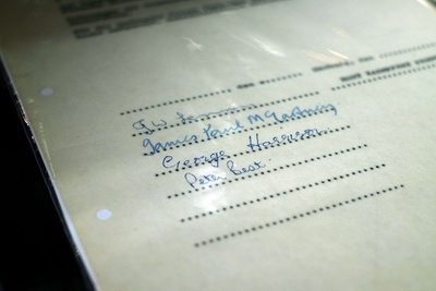 ビートルズ初のレコーディング契約書、約900万円で落札