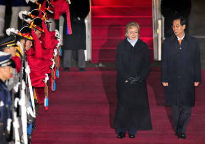 アジア歴訪のクリントン米国務長官、韓国に到着