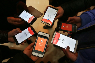 スマホ握りしめ狙うはお年玉？　テンセント、アリババなど火花