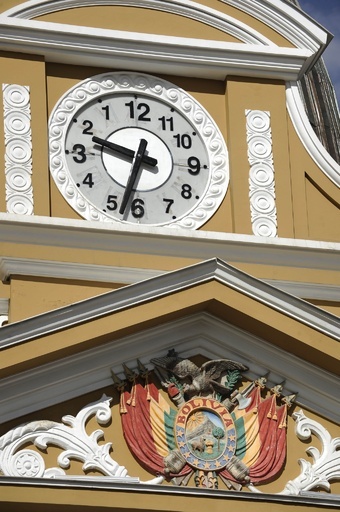 議事堂の時計が「反時計回り」に、南半球の住人に敬意 ボリビア