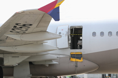 韓国アシアナ機、飛行中に非常扉開く レバー触れた乗客を捜査