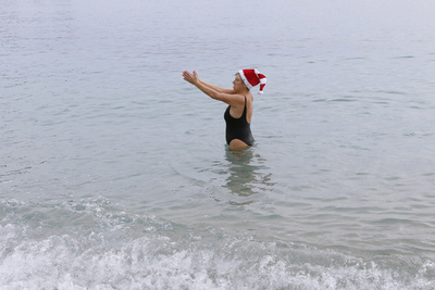 モナコ恒例クリスマス海水浴、サンタたちが大はしゃぎ
