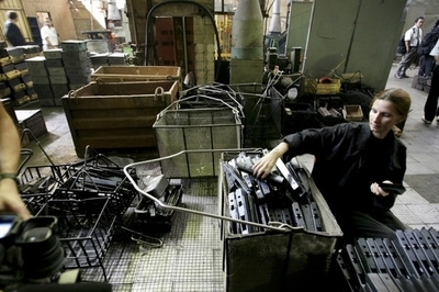 「まき用に買った木箱からカラシニコフ銃」、ロシアで騒動に