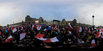 【360°パノラマ写真】マクロン氏勝利に沸く支持者ら、仏大統領選